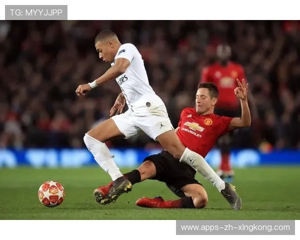 姆巴佩被拍进健身房深蹲到天亮，努力照感动人